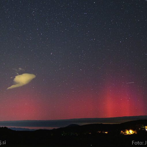 Severni sij 25. septembra 2023, z lepim rdečkastim difuznim sijem in žarki. Dolenja vas. Foto: Jure Atanackov.