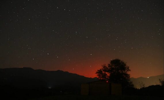 Severni sij 26. septembra 2011 prikazuje rdeč severni sij nad Kamniškimi Alpami.