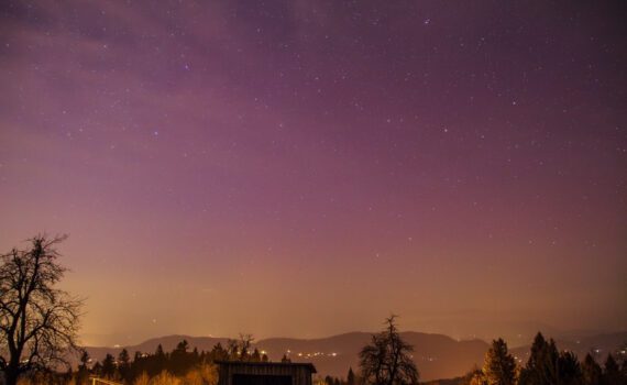 Slika prikazuje severni sij 17. marca 2015 posnet na Jančah. Foto: Jure Atanackov.