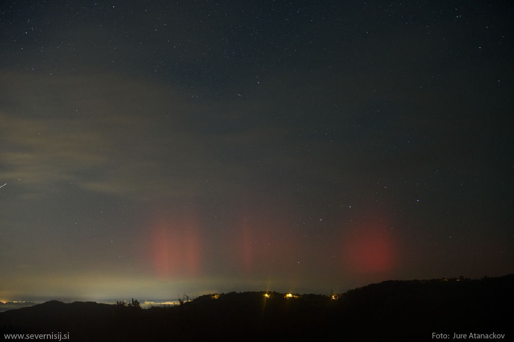 Severni sij 7. oktobra 2024, posnet iz Javorja (vzhodno od Ljubljane). Rdečkast severni sij, žarki. Foto: Jure Atanackov.