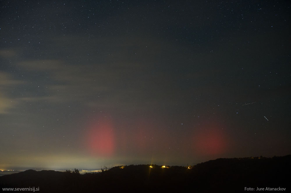 Severni sij 7. oktobra 2024, posnet iz Javorja (vzhodno od Ljubljane). Rdečkast severni sij, žarki. Foto: Jure Atanackov.