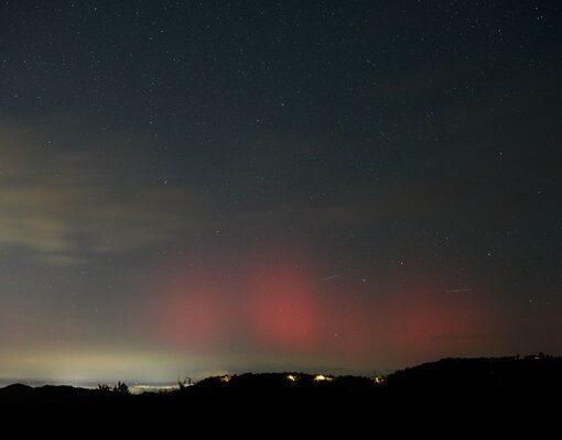Fotografija rdečega severnega sija v noči iz 6. na 7. oktober 2024 iz Javorja, povezava na prispevek o severnem siju to noč